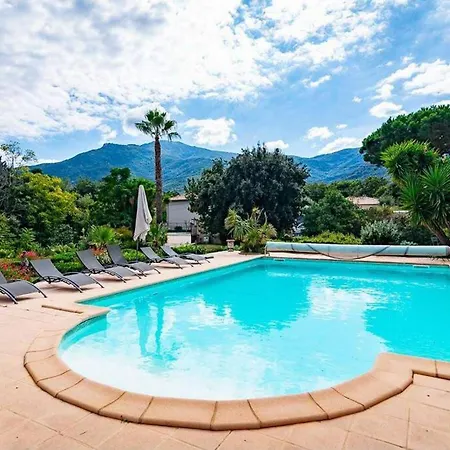 Villa Sleeps 12 With Outdoor Pool