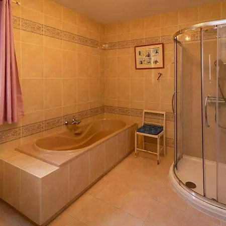 Villa Sleeps 12 With Outdoor Pool *