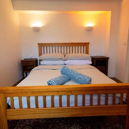 Villa Sleeps 12 With Outdoor Pool *