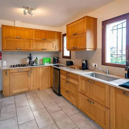 Villa Sleeps 12 With Outdoor Pool *