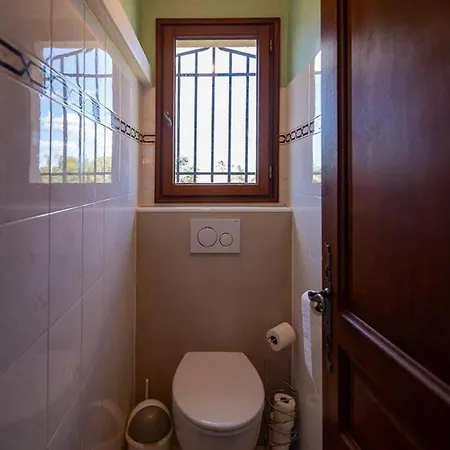 Sleeps 12 With Outdoor Pool